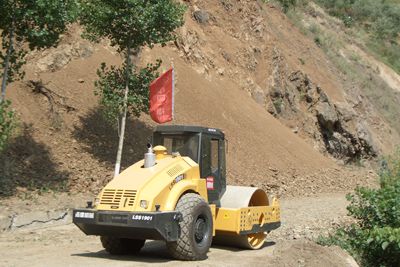Góp công sửa chữa tuyến đường cao tốc Thanh Hải-Tứ Xuyên bị hư hại trong trận động đất ở Vấn Xuyên năm 2008
